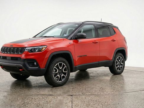 Used 2025 Jeep Compass Trailhawk AWD/4WD image 3
