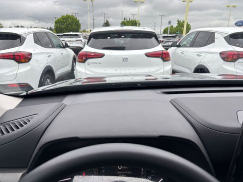 Used 2025 Toyota Highlander LE FWD image 36