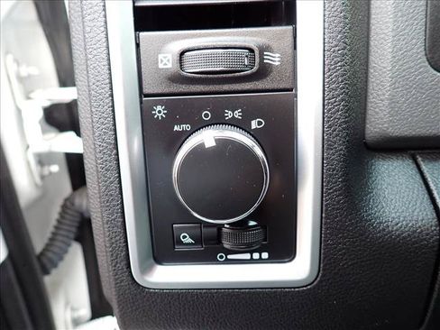 Used 2016 RAM 1500 Classic SLT AWD/4WD image 13