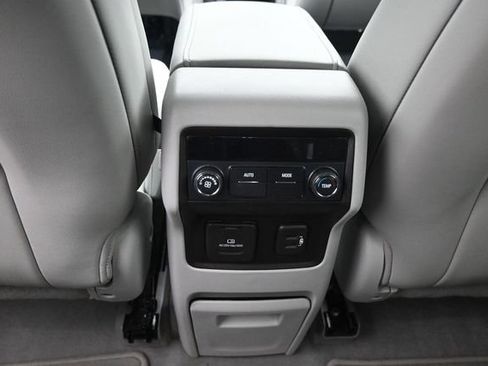 Used 2018 GMC Acadia SLT FWD image 18