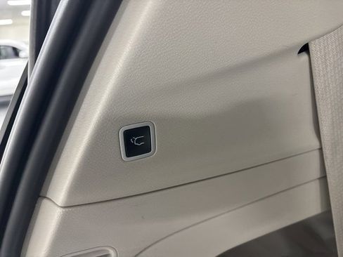 Used 2024 Chrysler Pacifica Touring-L image 13