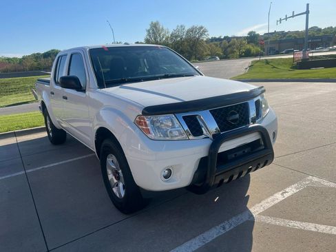 Used 2013 Nissan Frontier SV w/ SV Value Truck Pkg AWD/4WD image 4