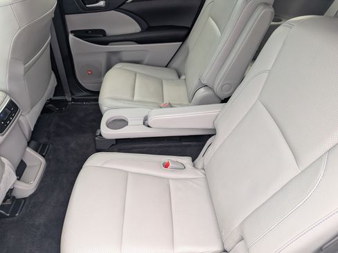 Used 2015 Toyota Highlander Limited w/ Driver Technology Package AWD/4WD image 27
