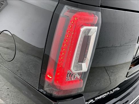Used 2018 GMC Yukon XL Denali image 41