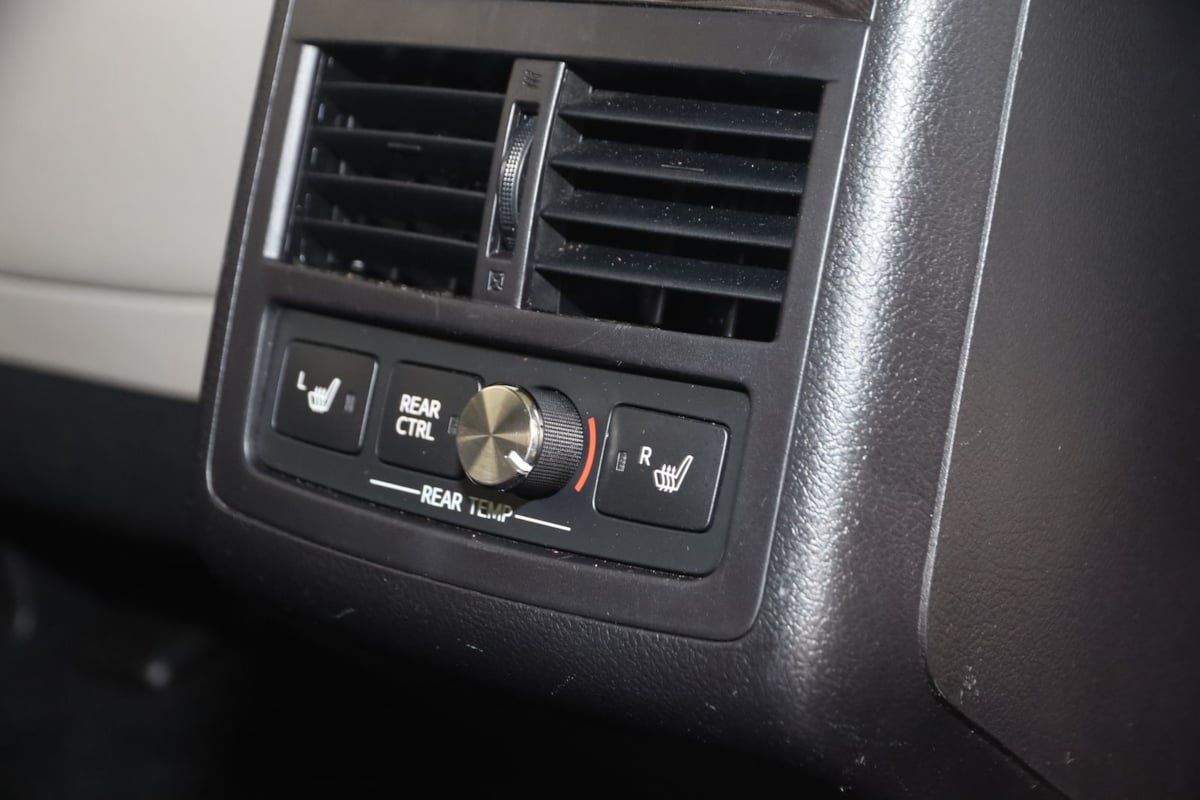 Used 2014 Toyota Avalon Limited w/ Technology Package FWD image 15