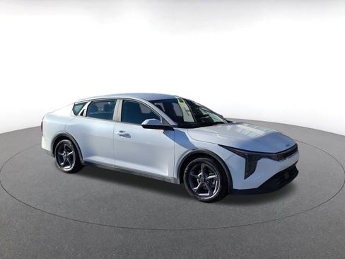 Used 2025 Kia K4 LXS image 2