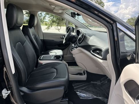 Used 2024 Chrysler Pacifica Touring-L FWD image 24