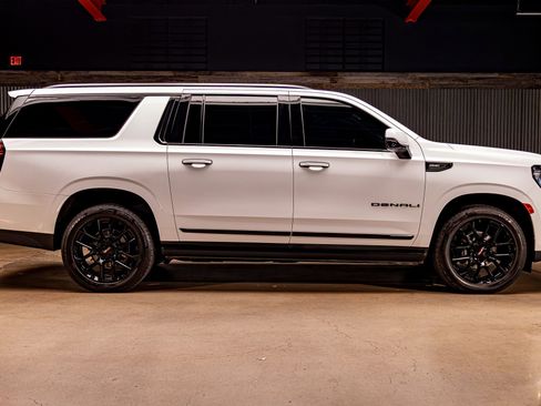 Used 2022 GMC Yukon XL Denali image 10