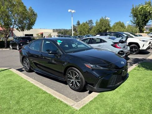 Used 2025 Toyota Camry SE FWD image 2
