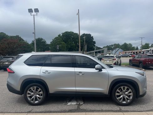 Used 2024 Toyota Grand Highlander AWD image 4