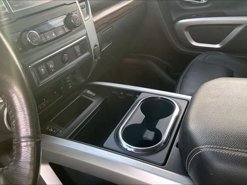 Used 2016 Nissan Titan SL image 17