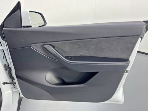 Used 2021 Tesla Model Y Long Range image 45