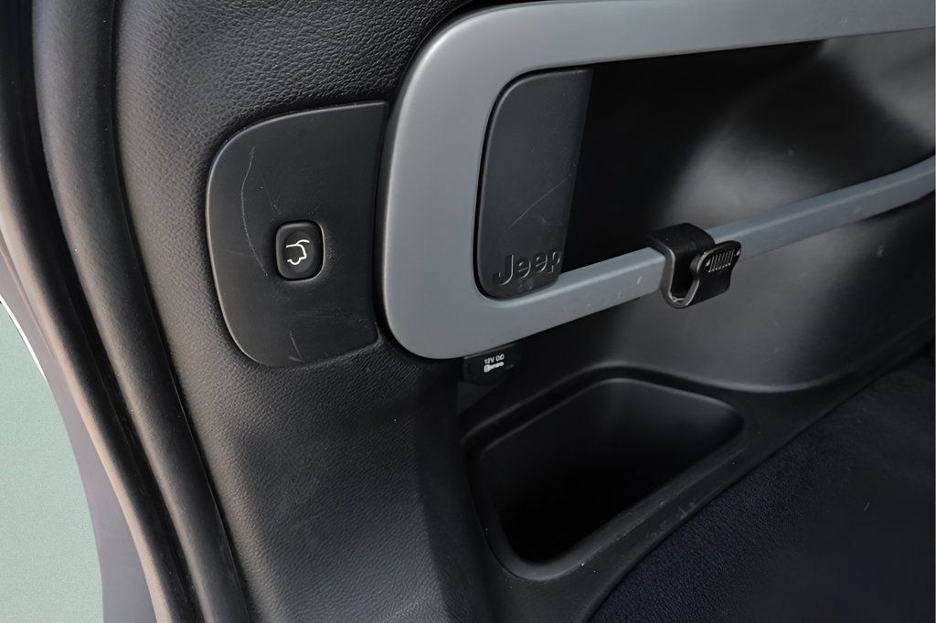Used 2018 Jeep Cherokee Limited FWD image 18