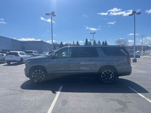 Used 2022 Chevrolet Suburban RST w/ Luxury Package image 4