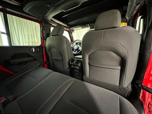 Used 2025 Jeep Wrangler Unlimited Sahara w/ Safety Group AWD/4WD image 18