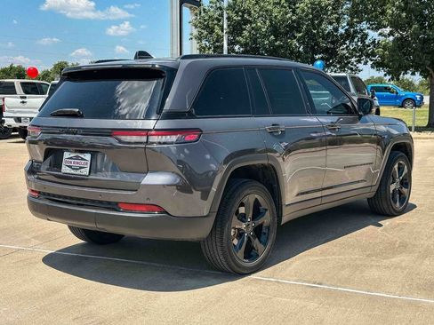 Used 2023 Jeep Grand Cherokee Altitude AWD/4WD image 3