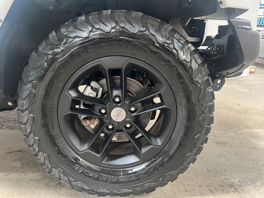 Used 2017 Jeep Wrangler Sahara AWD/4WD image 16