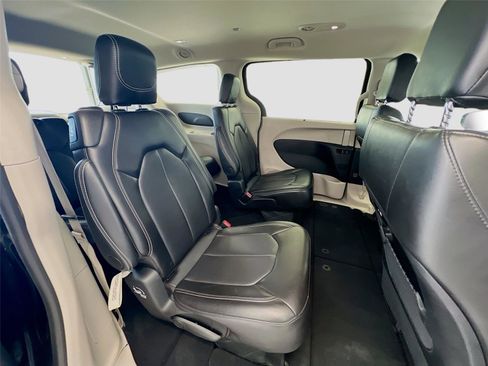 Used 2024 Chrysler Pacifica Touring-L image 26