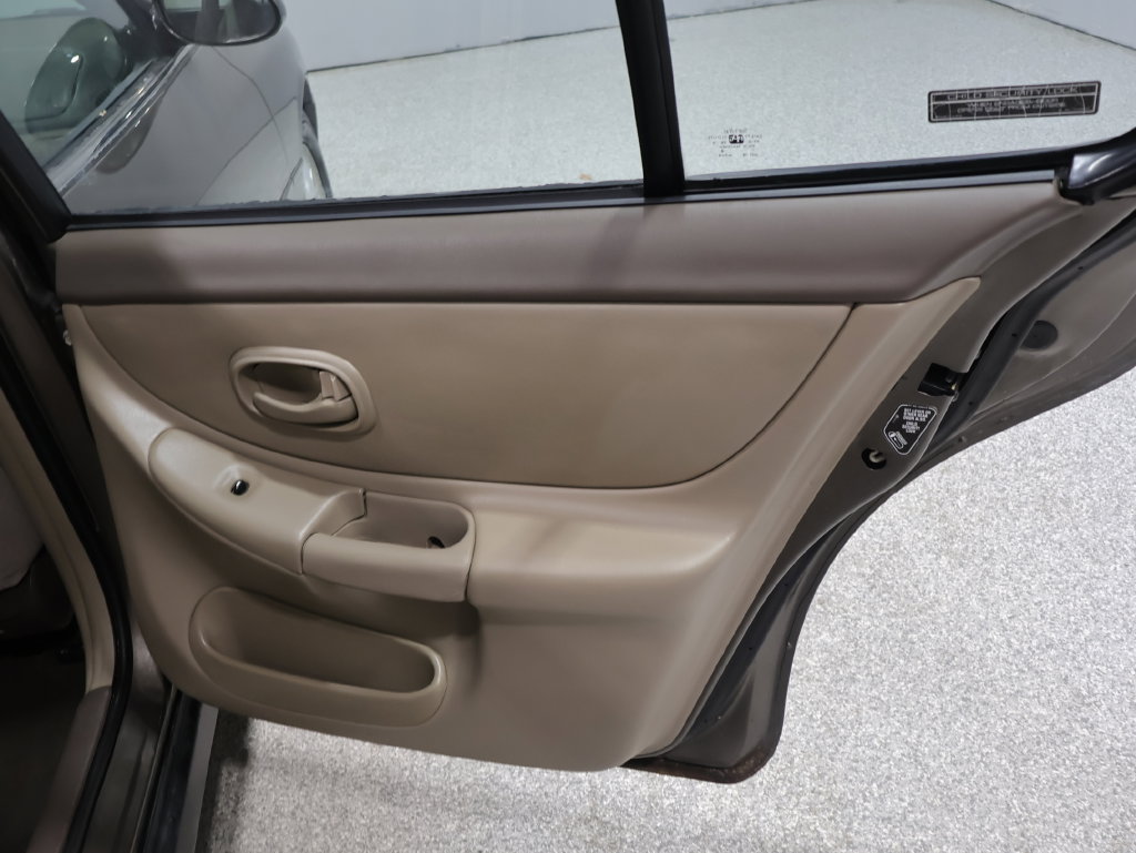 Used 2000 Oldsmobile Intrigue GL FWD image 24