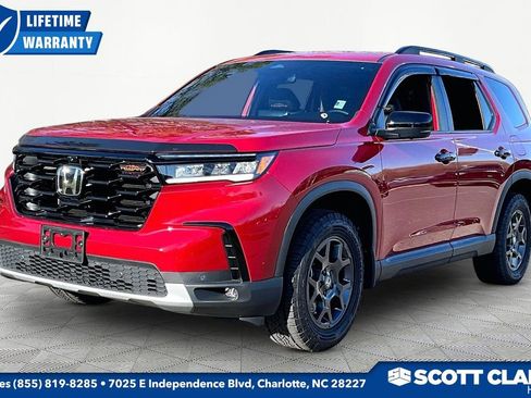 Used 2025 Honda Pilot TrailSport image 3