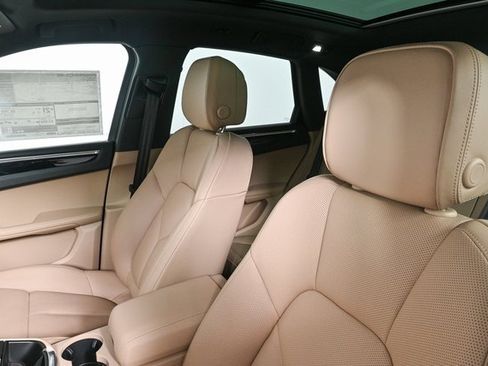 Certified 2025 Porsche Macan image 5