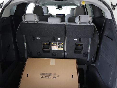 Used 2025 Toyota Sienna LE AWD/4WD image 19