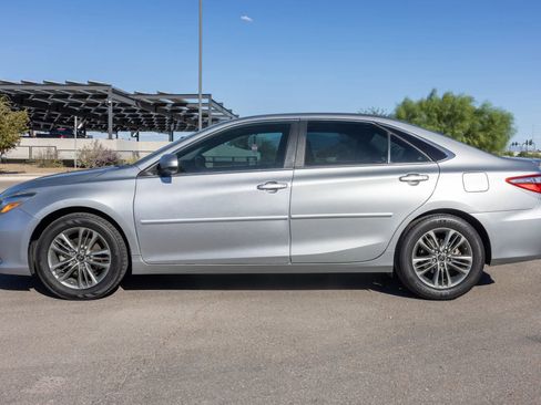 Used 2016 Toyota Camry SE image 2