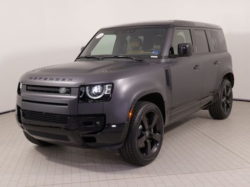 Used 2025 Land Rover Defender 110 V8 AWD/4WD image 3