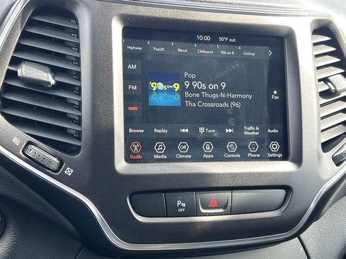 Used 2019 Jeep Cherokee Trailhawk w/ Cold Weather Group AWD/4WD image 18