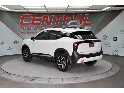 New 2026 Nissan Kicks SV w/ SV Premium Package FWD image 3