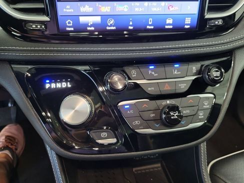 Used 2025 Chrysler Pacifica Limited image 63