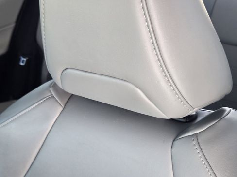 Used 2022 Toyota RAV4 XLE Premium image 18