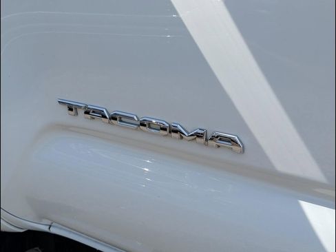 Used 2018 Toyota Tacoma Limited RWD image 22