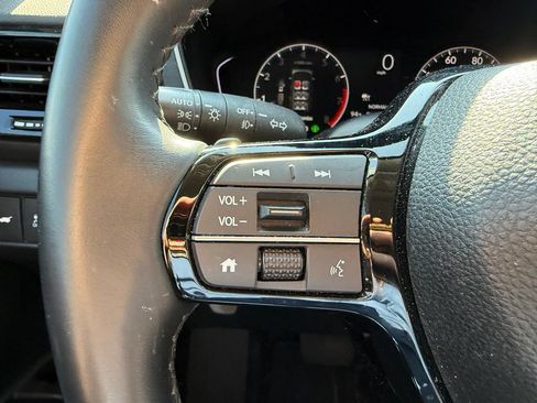 Used 2025 Honda Pilot Touring image 13