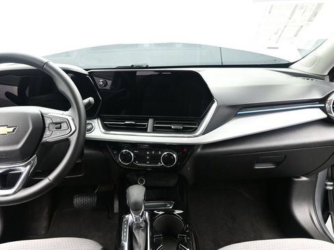 Used 2025 Chevrolet Trax LT w/ LT Convenience Package FWD image 23