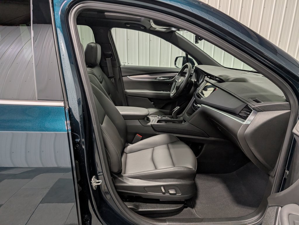 Used 2024 Cadillac XT6 Luxury w/ LPO, Floor Liner Package AWD/4WD image 30