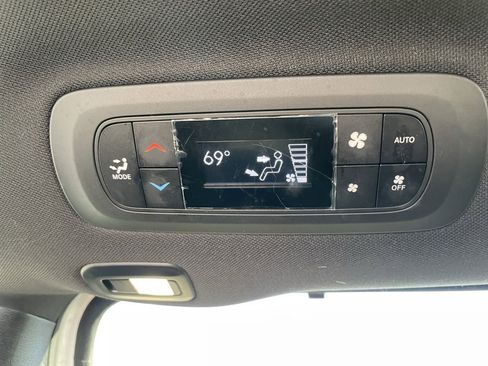 Used 2025 Chrysler Pacifica Limited image 55