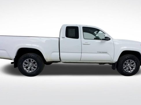 Used 2017 Toyota Tacoma SR5 w/ Tow Package AWD/4WD image 9