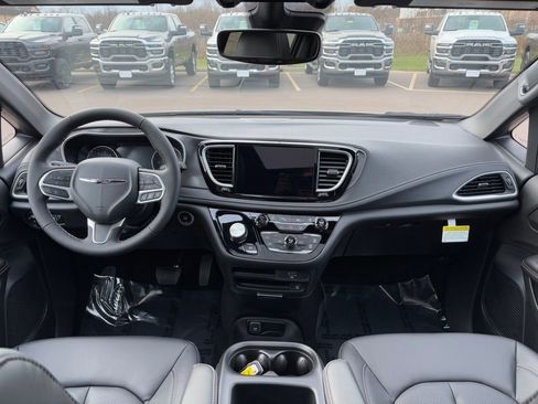 New 2026 Chrysler Pacifica Select AWD/4WD image 17