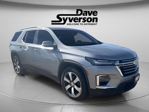 Used 2023 Chevrolet Traverse LT w/ LT Premium Package image 3