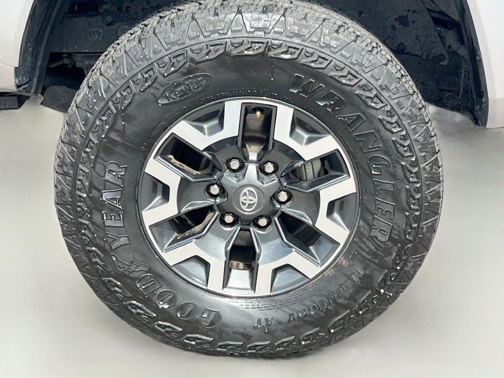 Used 2020 Toyota Tacoma TRD Sport w/ TRD Premium Sport Package AWD/4WD image 31
