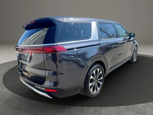 Used 2022 Kia Carnival EX image 5