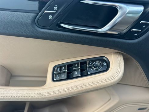 Used 2024 Porsche Macan w/ Premium Plus Package image 12