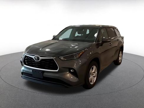 Used 2025 Toyota Highlander LE FWD image 4