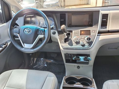 Used 2017 Toyota Sienna XLE w/ XLE Navigation Package FWD image 39