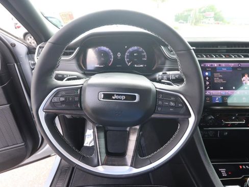 Used 2025 Jeep Grand Cherokee L Limited w/ Black Appearance Package image 20