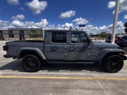 Used 2025 Jeep Gladiator Sport AWD/4WD image 2