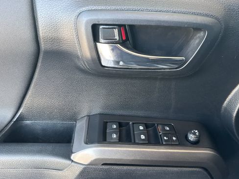 Used 2019 Toyota Tacoma TRD Off-Road w/ Technology Package AWD/4WD image 12