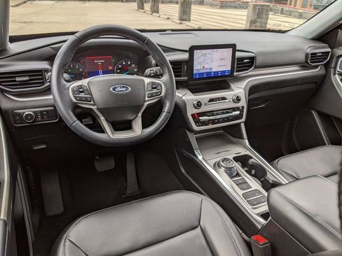 Used 2022 Ford Explorer XLT w/ Equipment Group 202A image 12