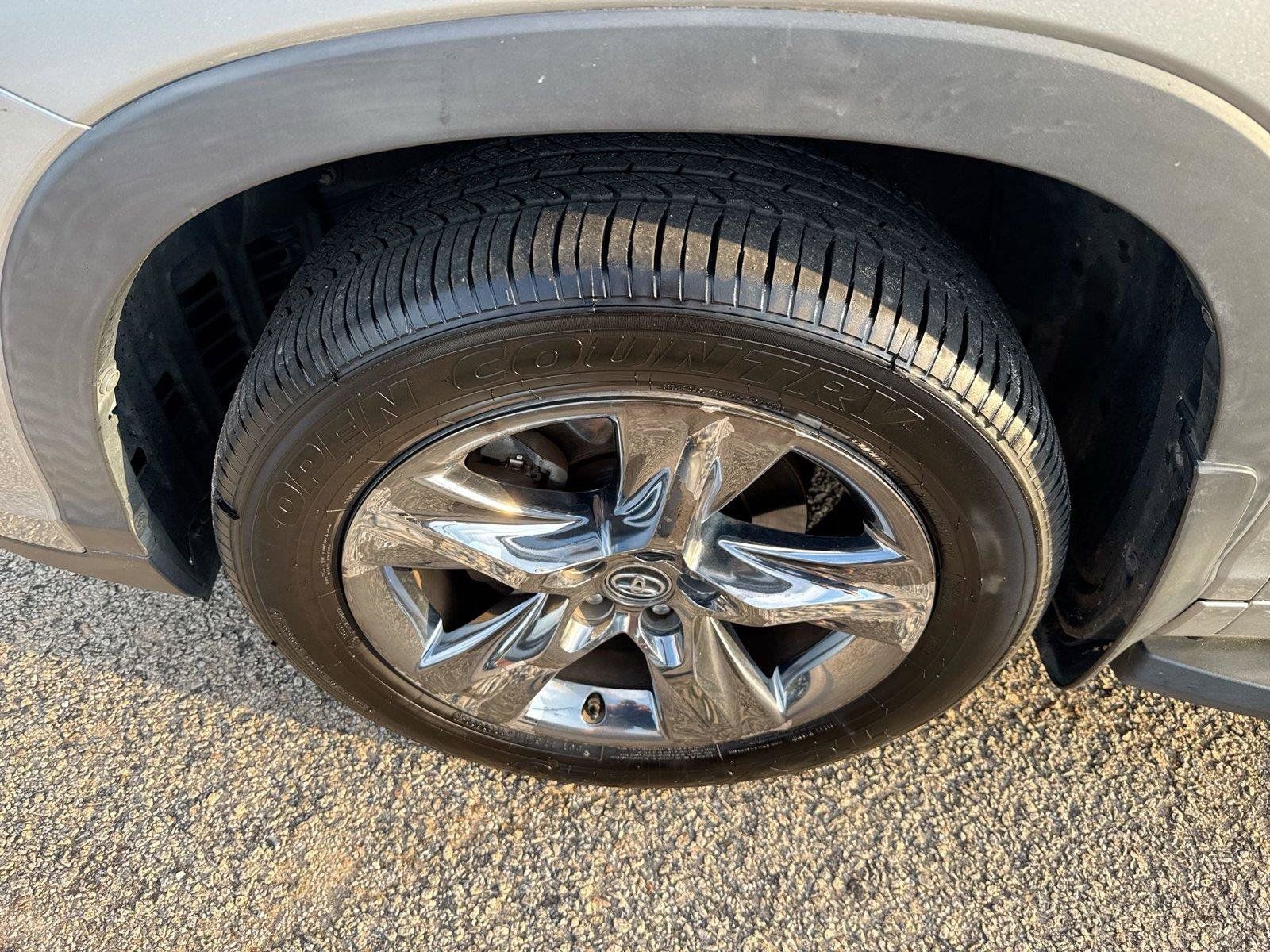 Used 2019 Toyota Highlander Limited Platinum FWD image 27